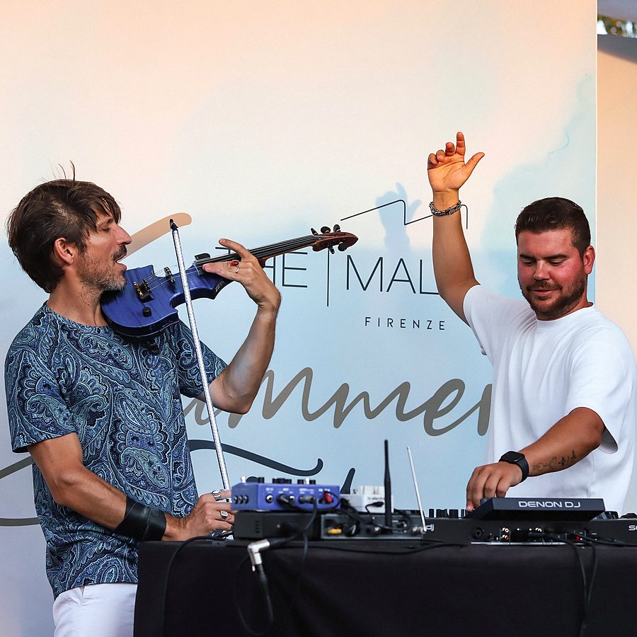 Performer dal vivo con il DJ set VETRA