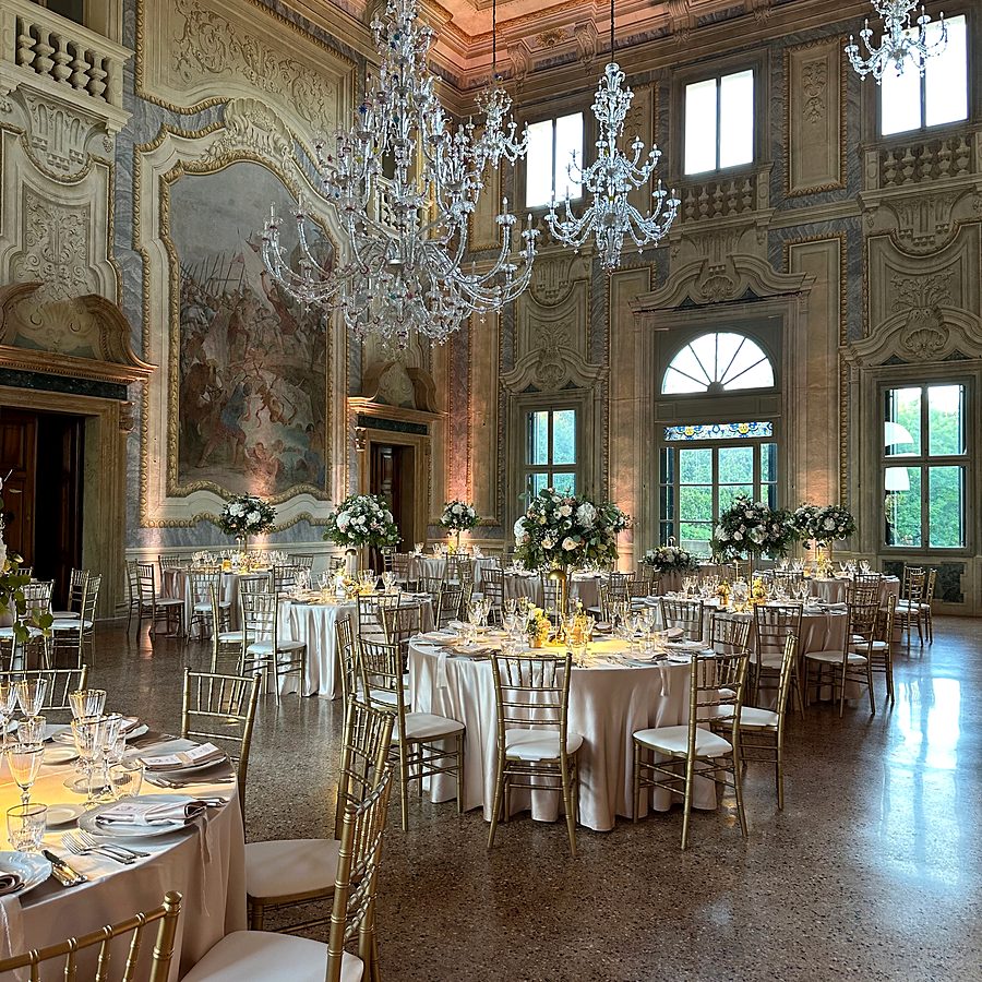 Salone affrescato con lampadari in cristallo allestito per un ricevimento