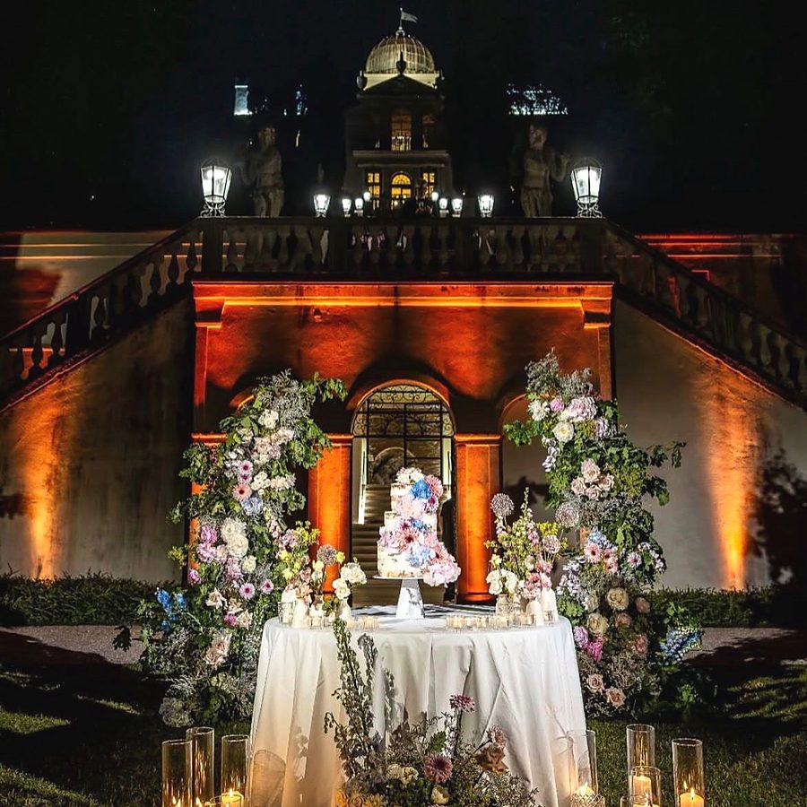 Villa storica illuminata con uplight ambrati